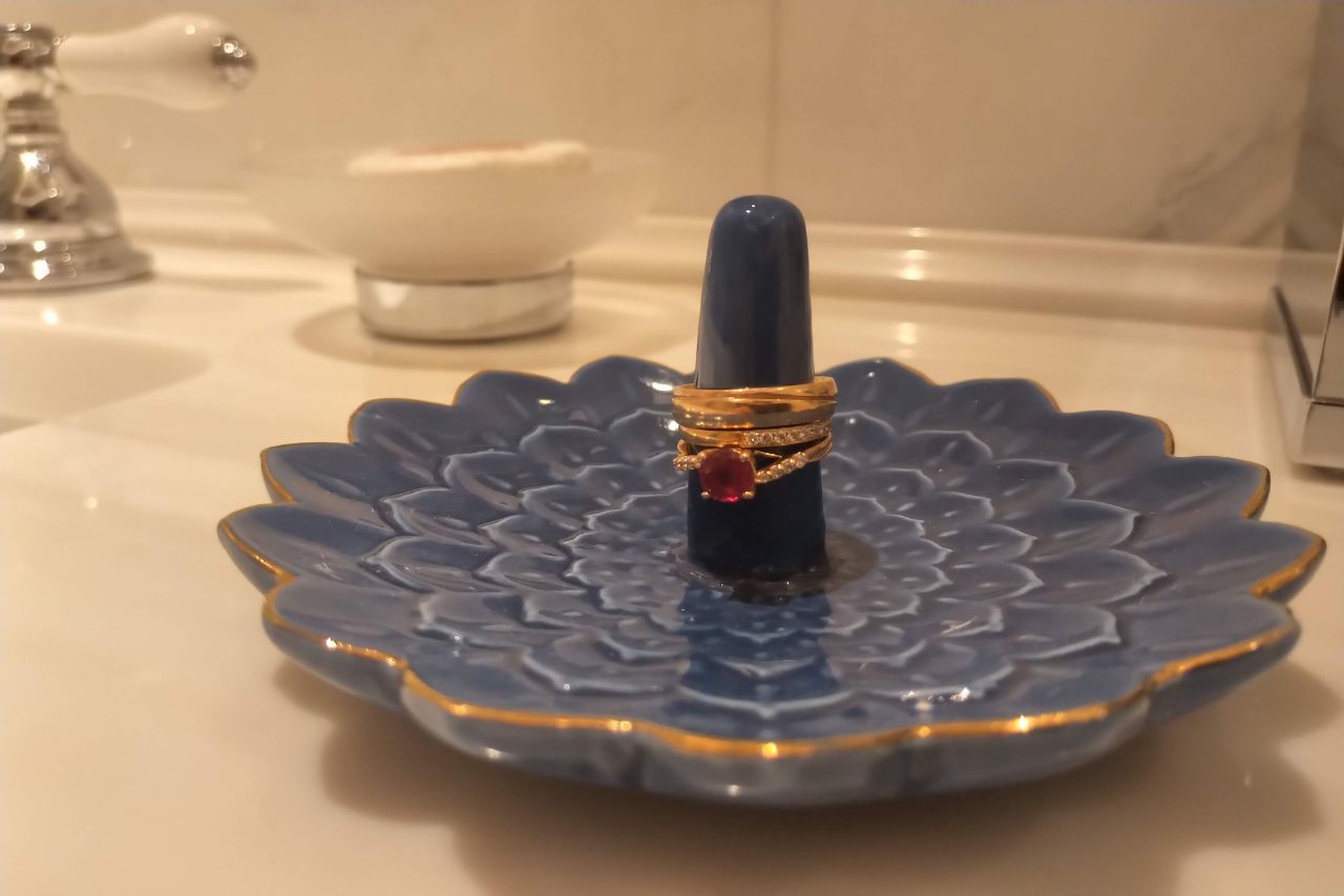Bathroom ring holder