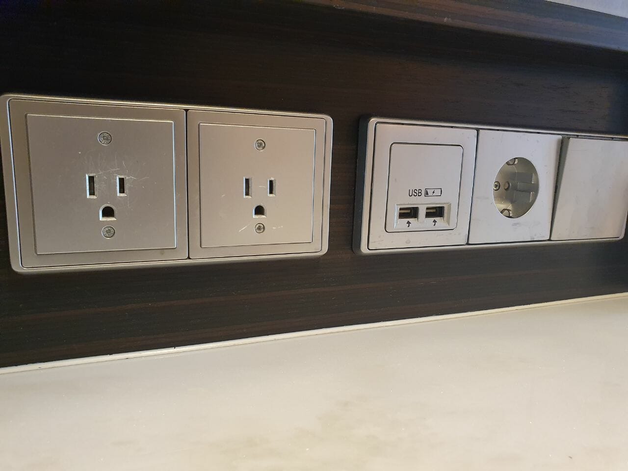 Dressing table power outlets 