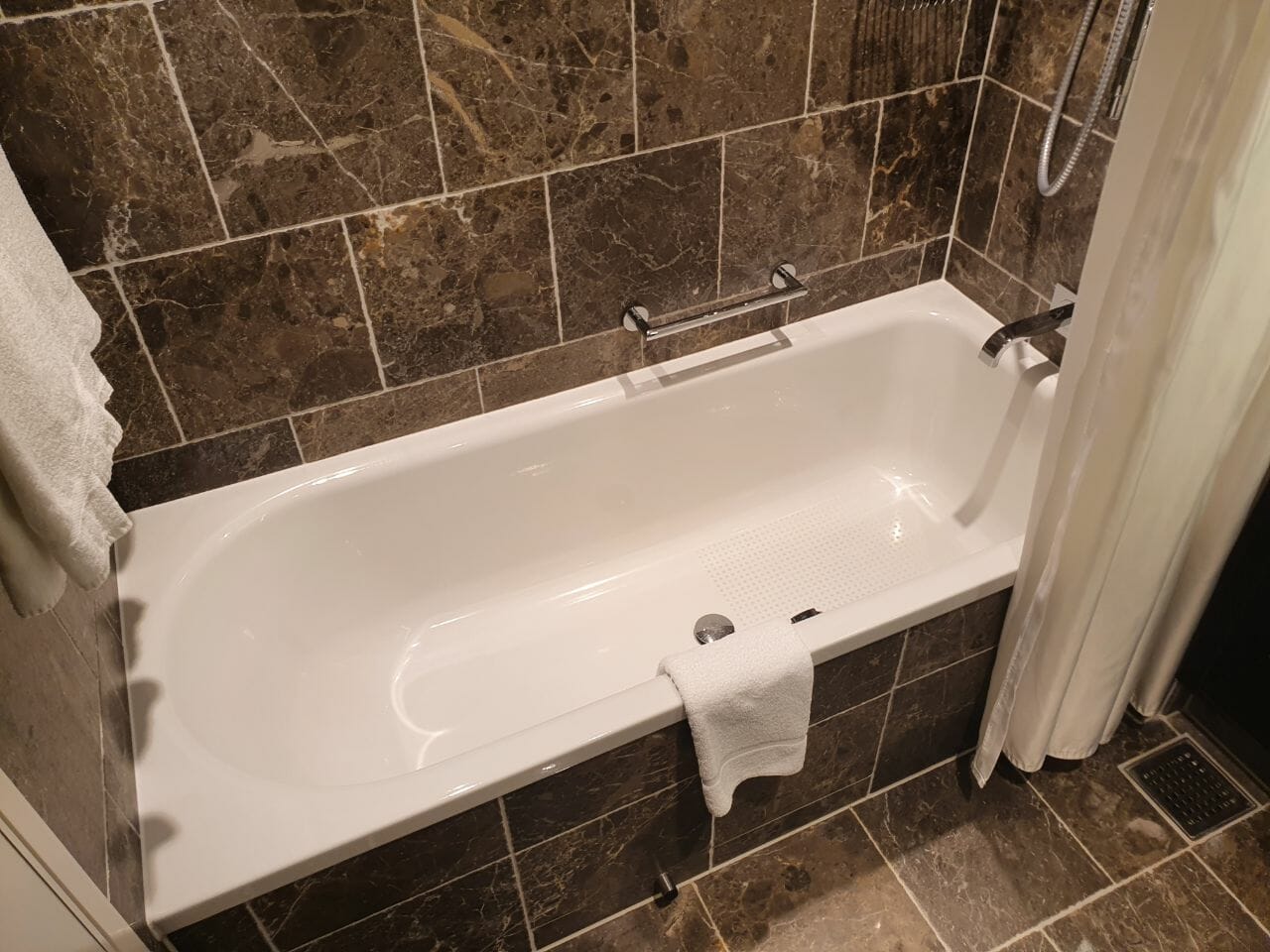Grand Suite bathtub